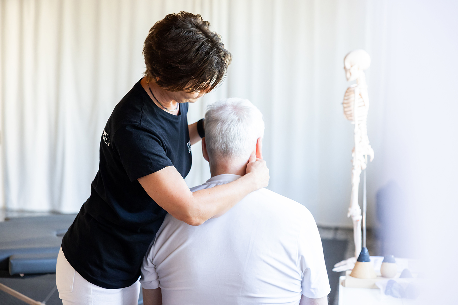 Therapeutin behandelt Patienten mit Osteopressur