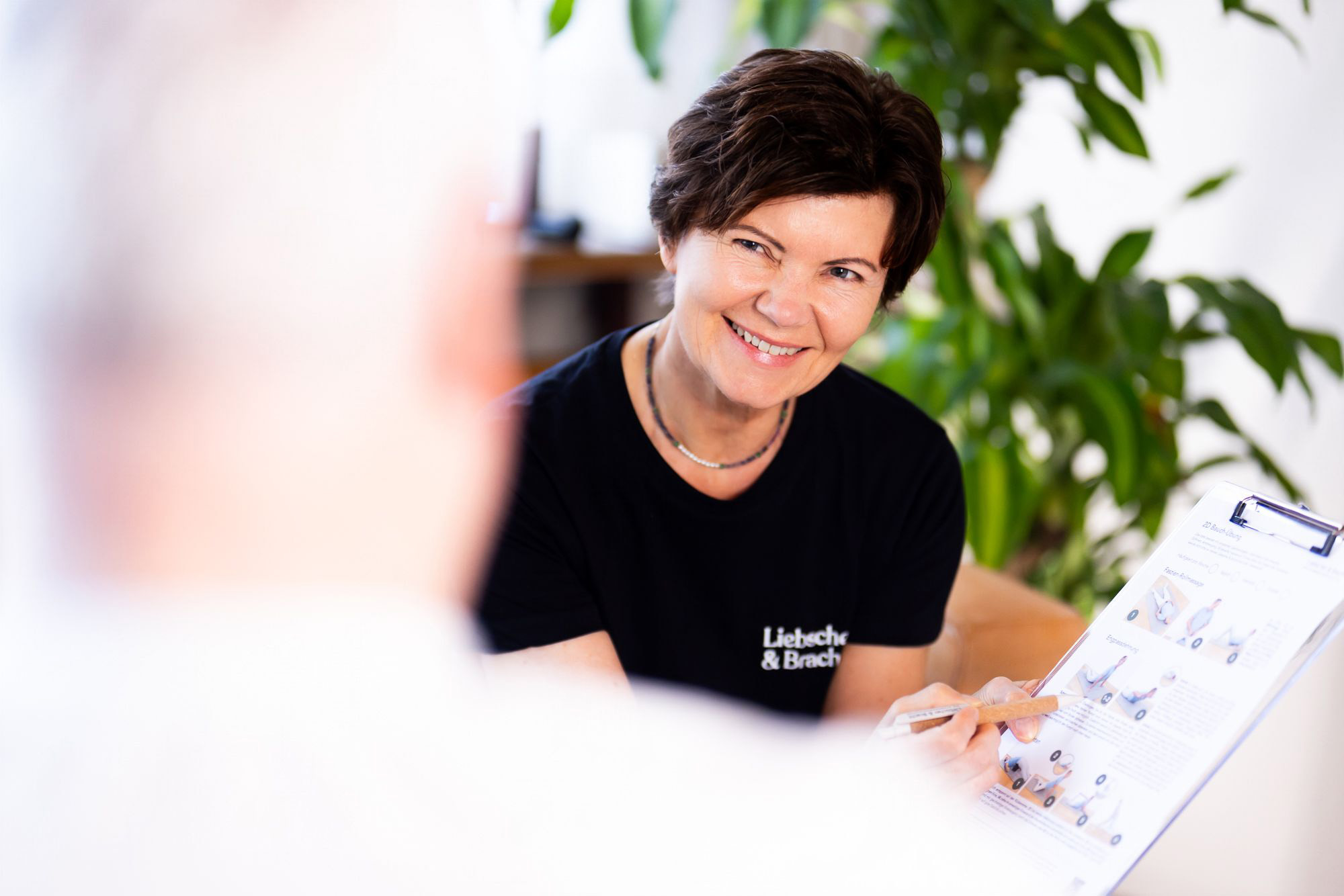 Therapeutin im Gespräch mit Patient